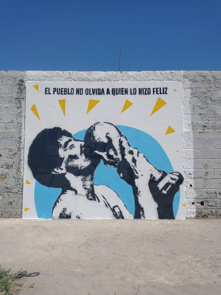 Mural de Diego Armando Maradona en el Estadio municipal de Junin De Los Andes (Neuquén)