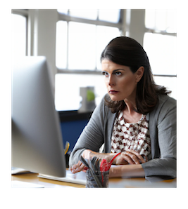 Fundraiser trabajando en su estrategia de EMAIL MARKETING EN 2023 (Imagen generada por Inteligencia Artificial)