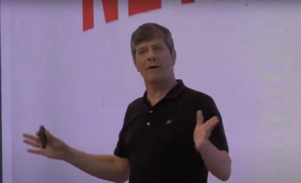 Mario Pergolini presentando innovaciones para el Poder Judicial